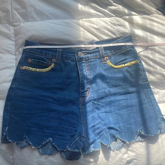 Levi Women Shorts - Picture 4 of 6